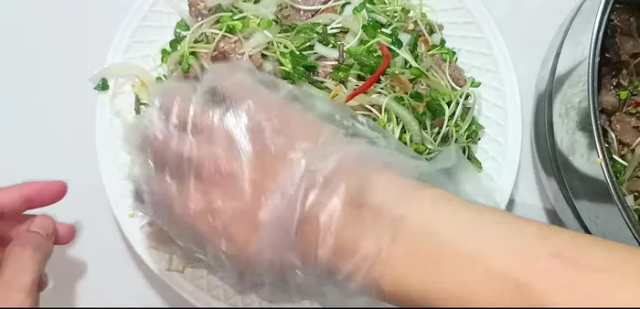 Serve: Arrange the salad on a plate, alternating beef and bean sprouts for an appealing presentation. Garnish with remaining peanuts, fried onions, and noodles. Serve with shrimp crackers and dipping sauce.
