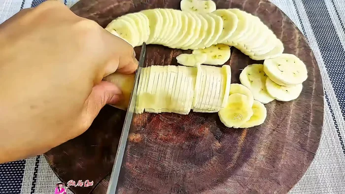 Slice the bananas and marinate them with 1 tablespoon of sugar and a pinch of salt for 20 minutes to allow the bananas to absorb the sugar and develop a beautiful red color when baked.