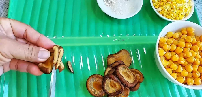 Soak dried shiitake mushrooms in water until soft. Boil for 10 minutes, then squeeze out excess water and slice thinly or chop into small cubes.