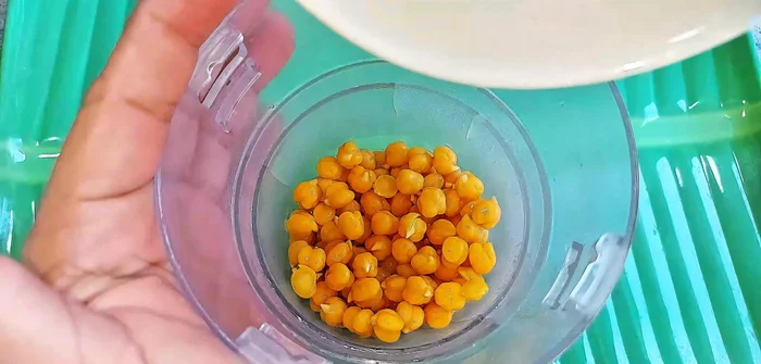 Soak chickpeas in cold water until expanded. Boil until soft, then peel and blend into a puree.