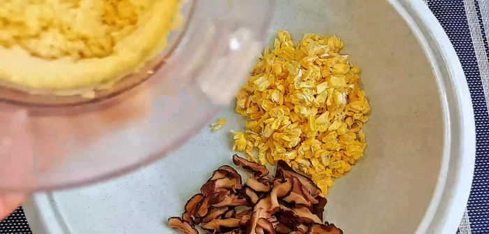Cut sweet corn into thin slices.