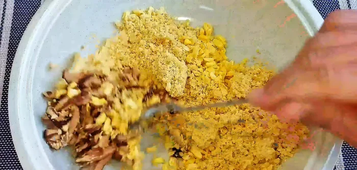 Combine mashed chickpeas, sweet corn, shiitake mushrooms in a bowl. Add sugar, vegetarian seasoning, and ground pepper. Mix well and knead to absorb spices.