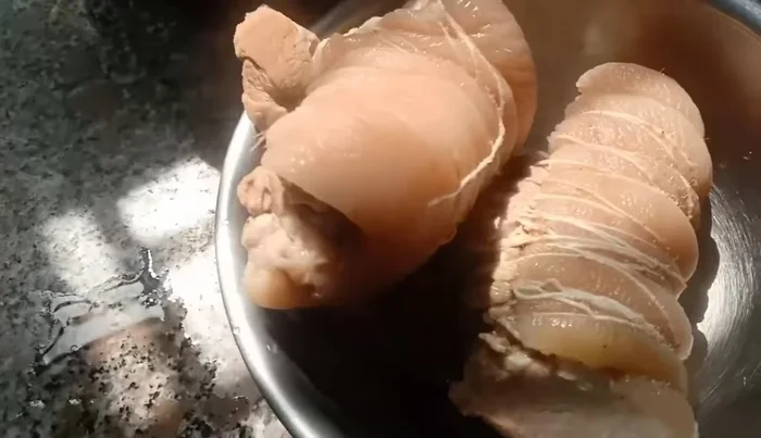 Once cooled, slice the pig's feet.