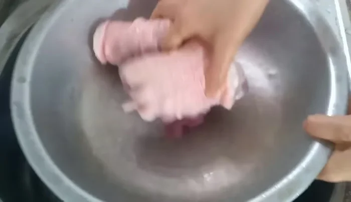 Wash the pig's feet thoroughly. Rinse them in hot water to remove any blood.