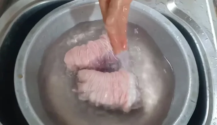 Boil the pig's feet in a rice cooker with hot water.