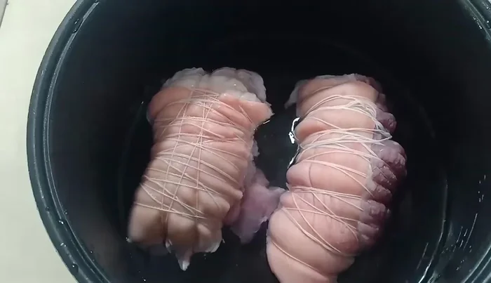 Add water to the pot, covering the pig's feet completely.