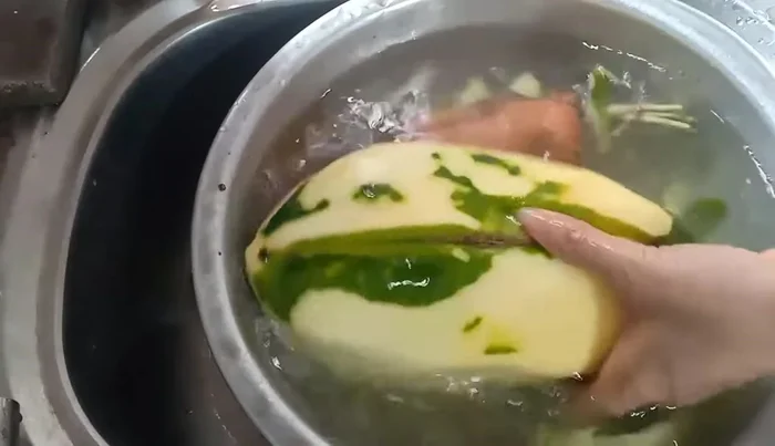 Peel and grate the green papaya. Soak the grated papaya in salt water to remove excess sap and prevent sliminess.