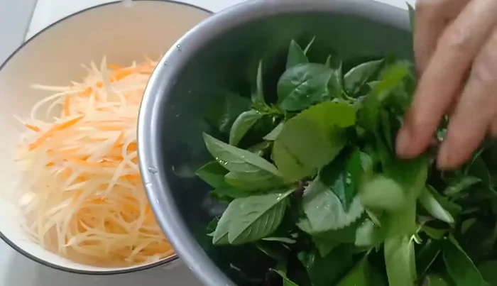 Prepare the dressing: Mix garlic, chili, lemon juice, sugar, fish sauce in a bowl.