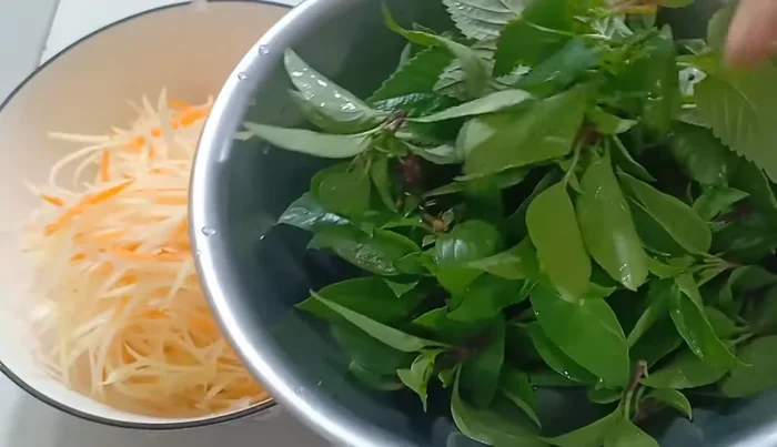Crush the garlic and chili.