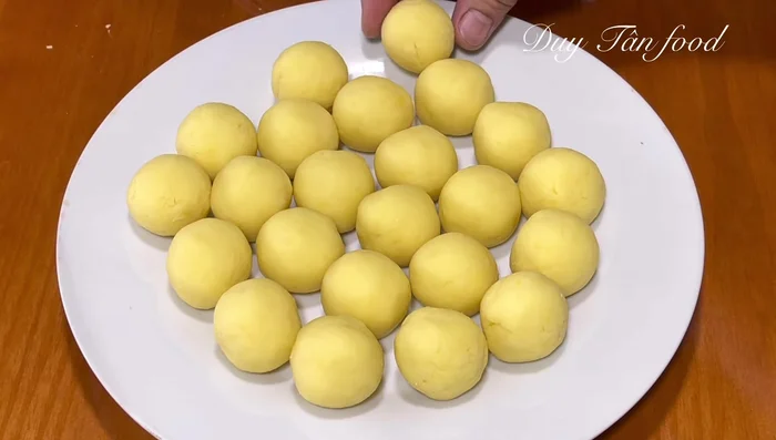 Assemble the balls: Divide the cooled bean filling into 25g portions. Take about 40g of dough for each filling portion. Flatten the dough, place the filling in the center, and carefully seal it into a ball.