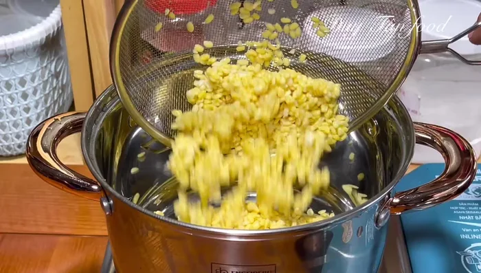 Cook the mung bean filling: Wash and soak mung beans for 2-3 hours. Rinse again, then cook in a pot with 500-600ml of water over medium-high heat until boiling. Skim off the foam, then reduce heat to low and simmer for 20-25 minutes, or until soft and the water is almost gone.