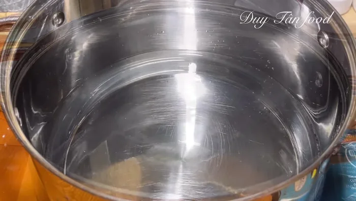 Make the sugar syrup: In a pot, combine 1L-1.2L water, 400g palm sugar (or 350g granulated sugar), and 1/3 tsp salt. Cook over low heat until the sugar dissolves completely. Add 10-15g of thinly sliced ginger.