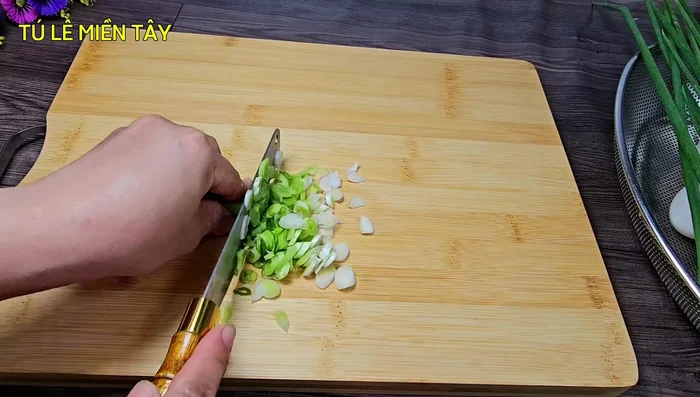 Chop green onions, including both roots and leaves, into small pieces. Cut the white part a little thinner and the green part slightly longer.