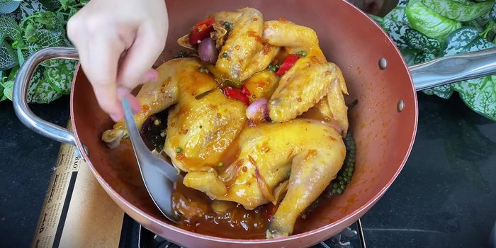 After 30 minutes, pour the sauce evenly over the chicken again. Add onion roots, pepper, chili, and shallots. Cover and steam for another 5 minutes.