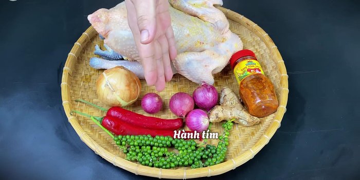 Clean and prepare the chicken. Place it in a bowl with salt and vinegar to remove slime and odor. Massage the salt into the skin, then rinse several times with water.