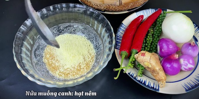Make the sauce: Combine sugar, seasoning, fish sauce, chili sauce, and satay sauce in a bowl. Mix well.