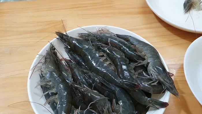 Prepare the shrimp: Peel off the shrimp heads and remove the intestines. Grind the shrimp heads to make broth.