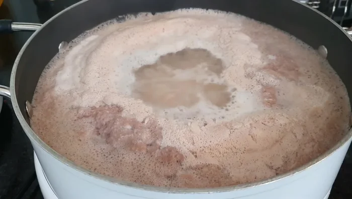 Boil the shrimp broth. Add the fish balls to the pot. Once they float to the surface, they are cooked.