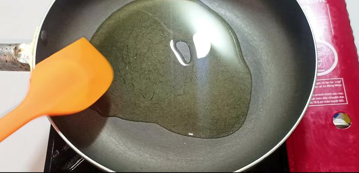 Heat cooking oil in a pan over medium heat. Add the shallots and fry until fragrant and golden brown.