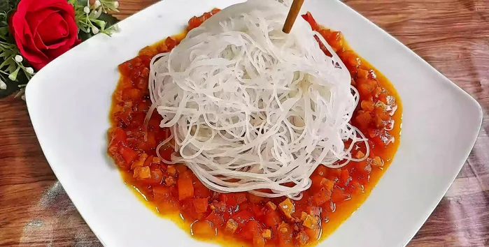 Add the blanched noodles on top of the sauce.