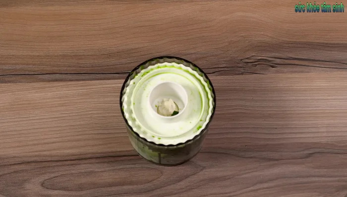 If using coconut milk, blanch the pandan leaves, then add fresh coconut milk and blend. Avoid using too much pandan leaves to prevent bitterness.