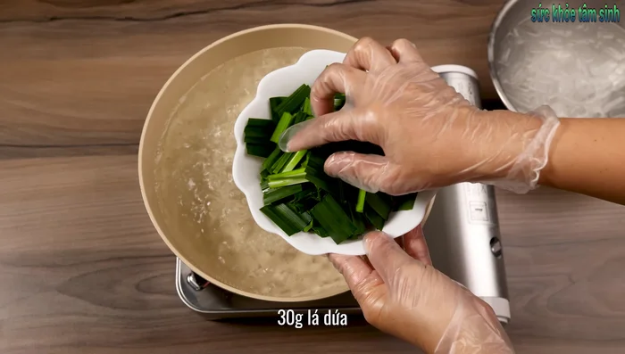 Wash and cut 30g of fresh pandan leaves into pieces.