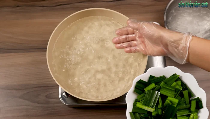 Blanch the pandan leaves in boiling water for 10 seconds.