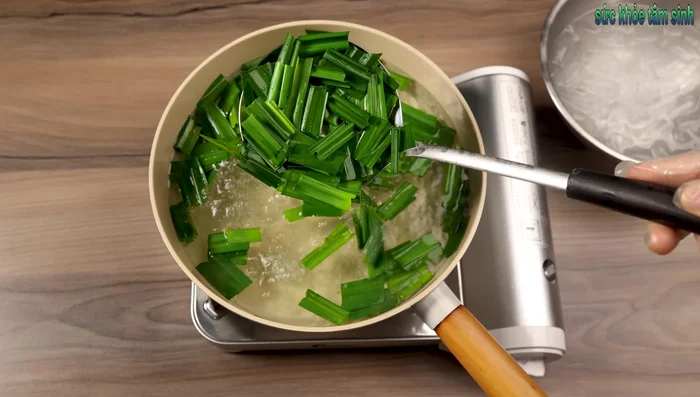 Immediately transfer the blanched leaves to ice water for 10 seconds.