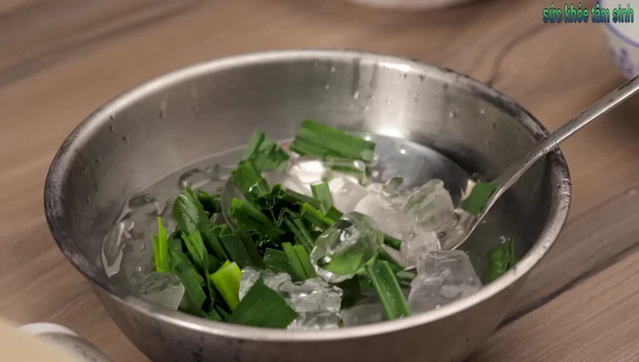 Drain the pandan leaves in a basket.