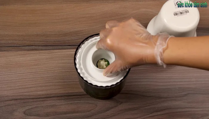 Blend the blanched pandan leaves with 1 cup of water until smooth.