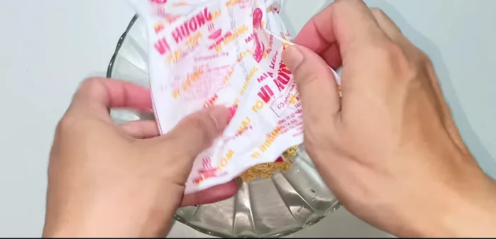 Mix crushed noodles with oil packet from noodles, half of the seasoning packet, chopped green onions, and sausages. [109.64]