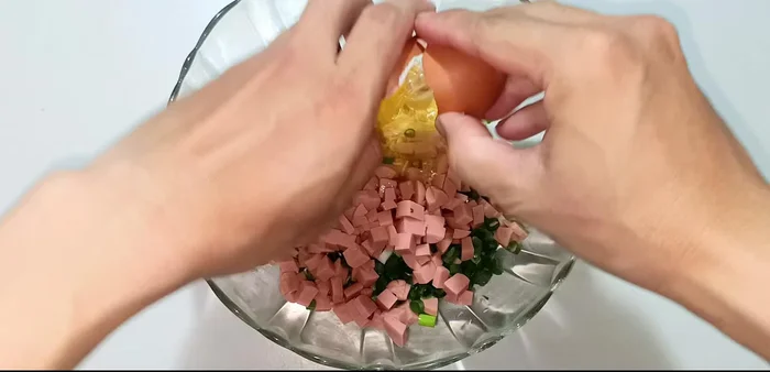 Add sugar and beaten eggs to the noodle mixture. Mix well. [148.48]