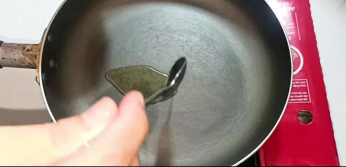 Heat cooking oil in a pan. [187.2]