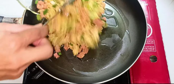Pour the noodle mixture into the pan and spread evenly. [192.12]