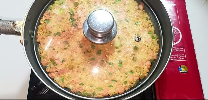 Flip the pizza and cook the other side for about 1 minute, rotating occasionally for even cooking. Cook for another 3 minutes total. [288.639]