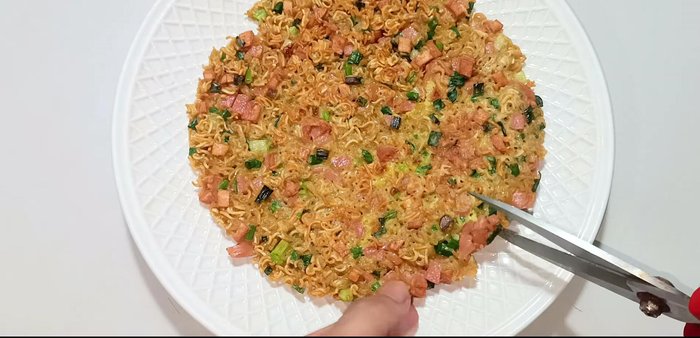 Cut into slices using scissors. [341.96]