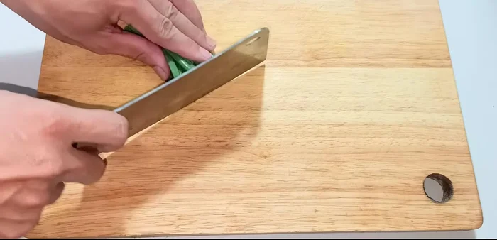 Wash and chop green onions. [40.239]