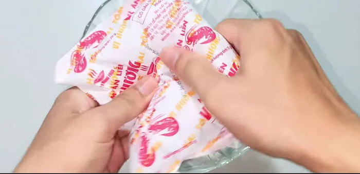 Crush instant noodles until finely crumbled. [91.52]