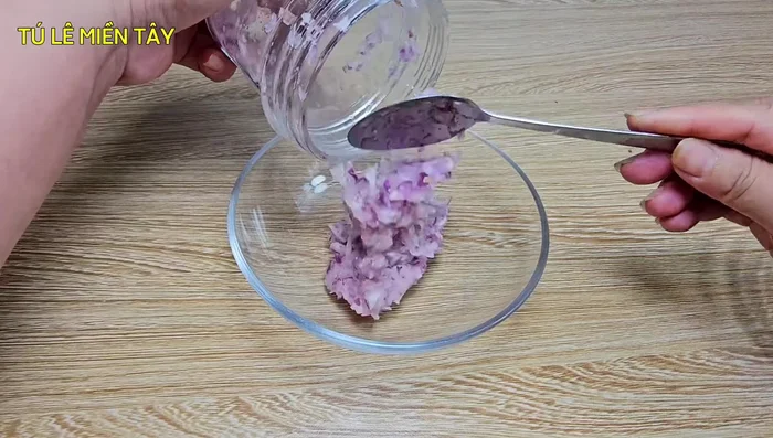 Grind the garlic in the blender until fine.