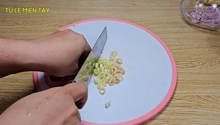 Cut the lemongrass into small pieces and grind it in a blender or finely chop it.