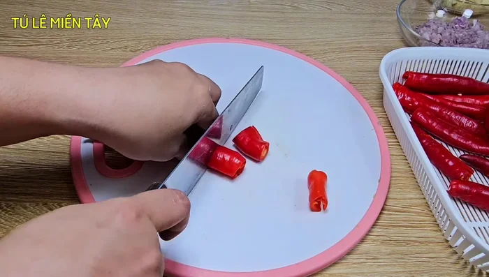 Cut the chili peppers into pieces.