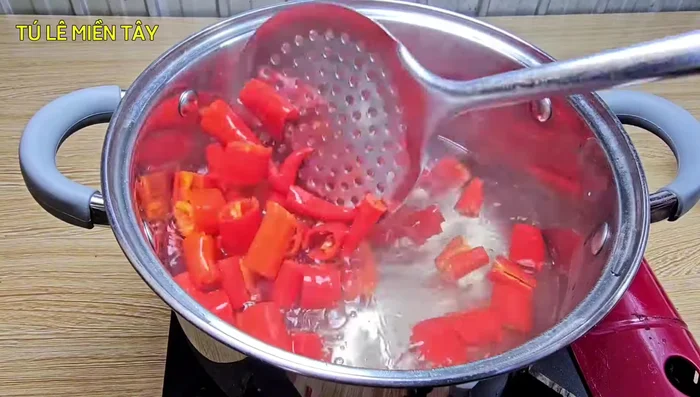 Blanch the chili peppers in boiling water until the water boils again, then immediately remove them.