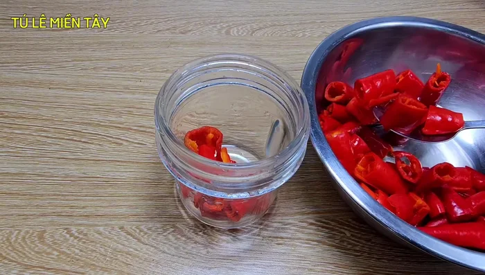 Blend the blanched chili peppers until smooth.
