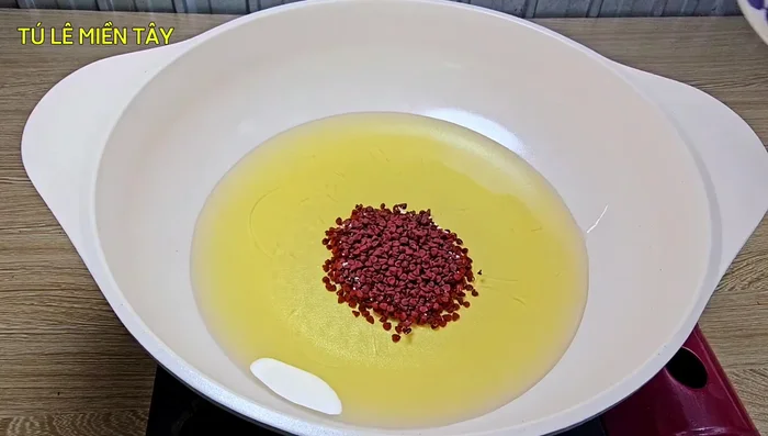 Heat cooking oil (500ml) in a pan and add the cashews. Stir until they float and pop slightly.