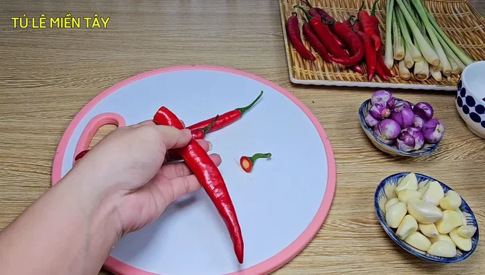 Cut off the stems of the chili peppers and split them open to remove the seeds. If you prefer spicier satay, use half non-spicy and half spicy chili peppers.