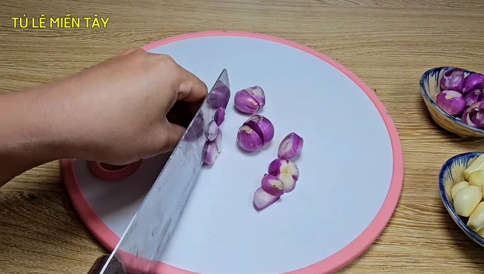 Cut the shallots into small pieces.