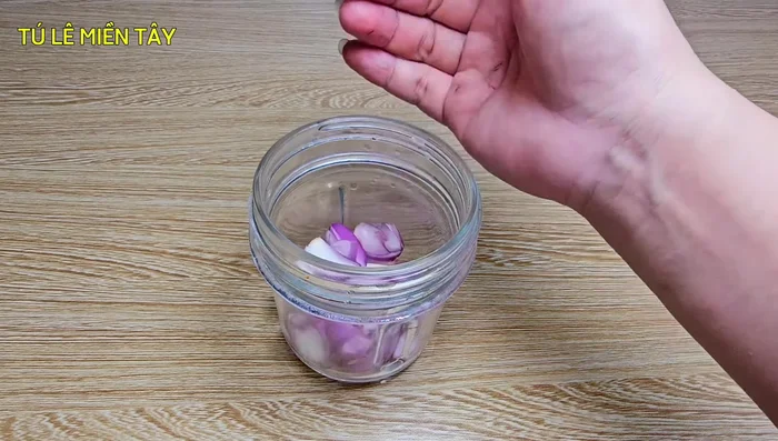 Grind the shallots in a blender until fine.