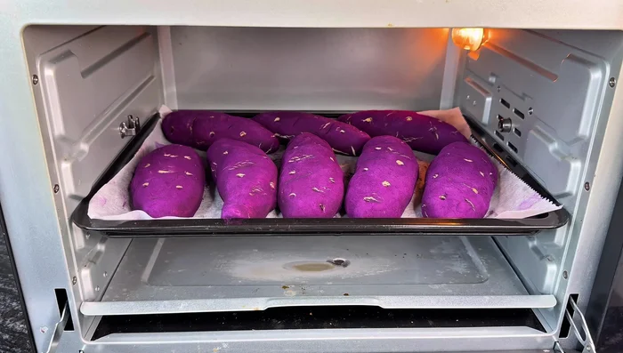 Bake the cakes in a preheated oven at 170 degrees Celsius for 15 minutes.