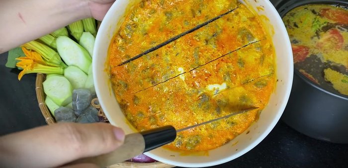 Cut the steamed crab cake into bite-sized pieces. Serve the soup hot with the crab cake and other ingredients.