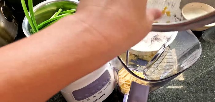 Cook the coconut milk: Combine the coconut milk, pandan leaves, and a pinch of salt in a pot. Stir for 1-2 minutes. Cook over low heat for about 20 minutes, stirring constantly to prevent separation. Add sugar (adjust to taste).